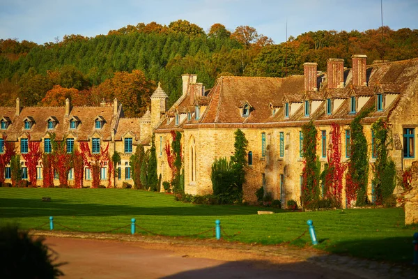 北フランスのシトー会修道院 Abbaye Des Vau Cernay の風景 フランス イヴライン州セラネー ヴィル — ストック写真