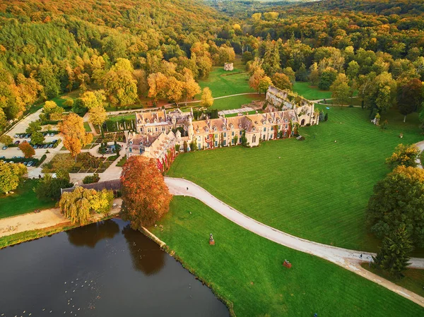 北フランスのシトー会修道院 Abbaye Des Vau Cernayの風光明媚な航空写真 フランスのYvelines Cerne Villeに位置 — ストック写真