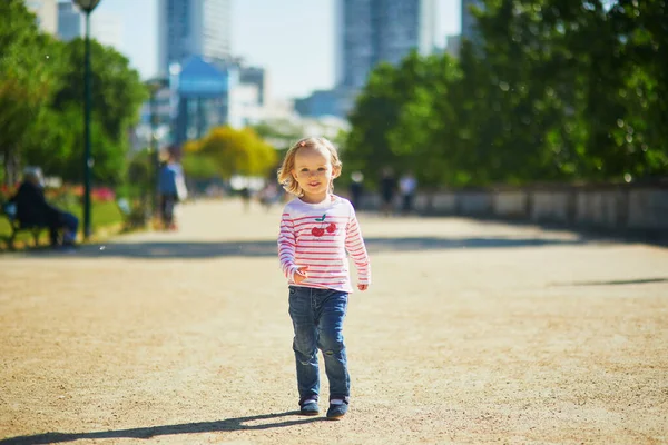 Веселая Девочка Бегущая Улице Парижа Франция Счастливый Ребенок Играет Свежем — стоковое фото