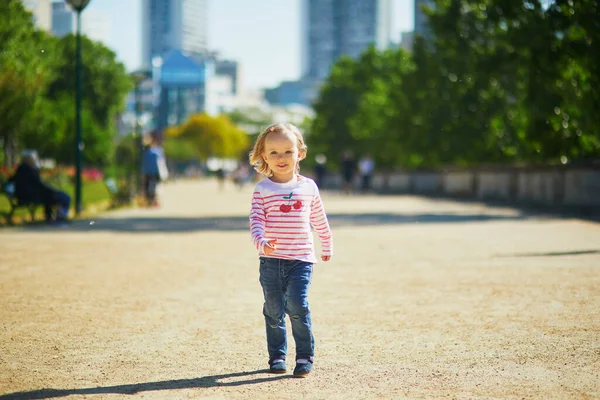 Petite Fille Joyeuse Courant Dans Une Rue Paris France Joyeux — Photo