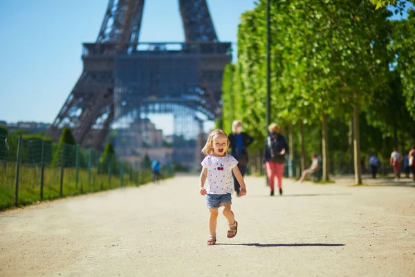 Fröhliches Kleinkind Läuft Der Nähe Des Eiffelturms Paris Frankreich Glückliches — Stockfoto