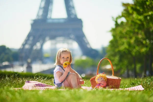Cheerful Toddler Girl Having Picnic Eiffel Tower Paris France Happy — Stock Photo, Image