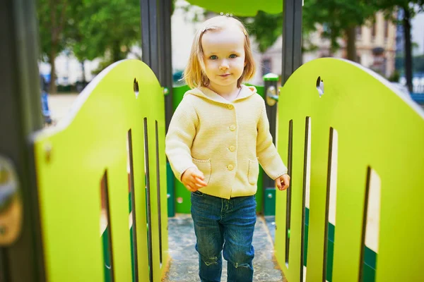 Adorable Niña Tobogán Del Patio Actividades Aire Libre Para Niños —  Fotos de Stock