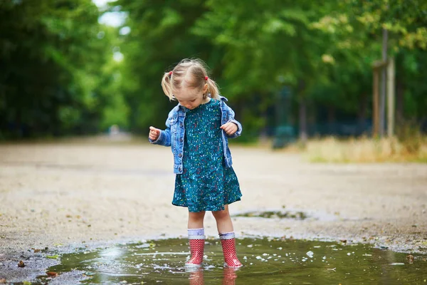 Criança Usando Botas Chuva Vermelha Pulando Poça Dia Verão Menina — Fotografia de Stock