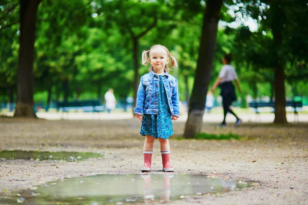 Criança Usando Botas Chuva Vermelha Pulando Poça Dia Verão Menina — Fotografia de Stock