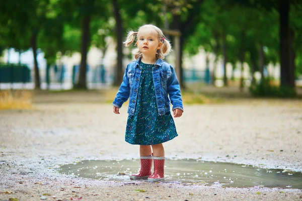 Criança Usando Botas Chuva Vermelha Pulando Poça Dia Verão Menina — Fotografia de Stock