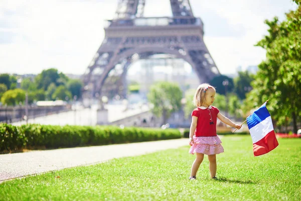 Piękna Dziewczynka Francuską Flagą Trójbarwną Pobliżu Wieży Eiffla Paryżu Lipca — Zdjęcie stockowe