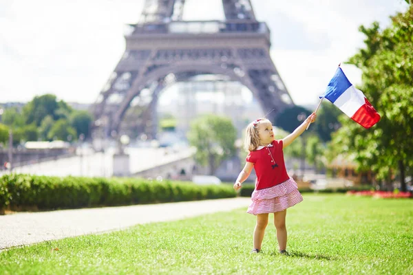 Vacker Liten Flicka Med Fransk Nationell Tricolor Flagga Nära Eiffeltornet — Stockfoto