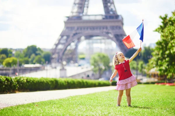 Hermosa Niña Con Bandera Tricolor Nacional Francesa Cerca Torre Eiffel — Foto de Stock