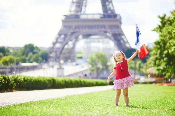 Vacker Liten Flicka Med Fransk Nationell Tricolor Flagga Nära Eiffeltornet — Stockfoto