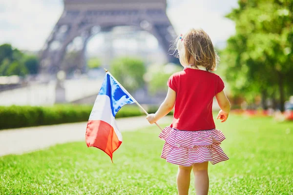 Schöne Kleine Mädchen Mit Französischer Nationalflagge Der Nähe Des Eiffelturms — Stockfoto