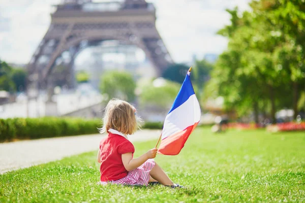 Schöne Kleine Mädchen Mit Französischer Nationalflagge Der Nähe Des Eiffelturms — Stockfoto