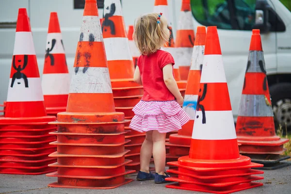 Bedårande Småbarn Flicka Leka Med Många Säkerhet Trafikkoner Gatan — Stockfoto