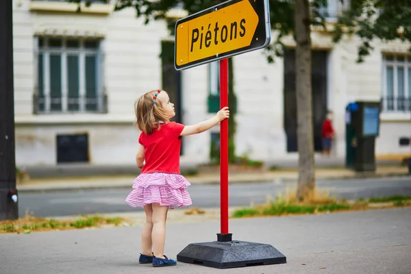 Αξιολάτρευτο Κοριτσάκι Κοιτάζοντας Πινακίδα Δρόμου Λέξη Πεζοί Αυτό Γραμμένο Στα — Φωτογραφία Αρχείου