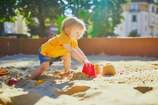 Schattig Klein Meisje Dat Plezier Heeft Speelplaats Zandbak Peuter Spelen — Stockfoto