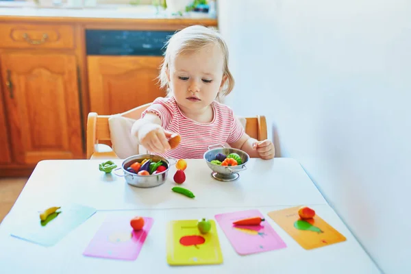 Söt Liten Flicka Som Leker Med Leksaksfrukt Och Grönsaker Hemma — Stockfoto