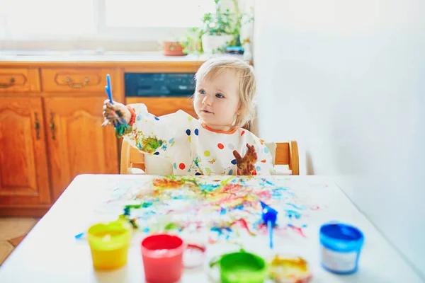 Entzückende Kleine Mädchen Malen Mit Den Fingern Hause Kindergarten Oder — Stockfoto