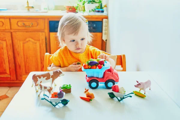 Söt Liten Flicka Som Leker Med Leksaksfrukt Och Grönsaker Hemma — Stockfoto