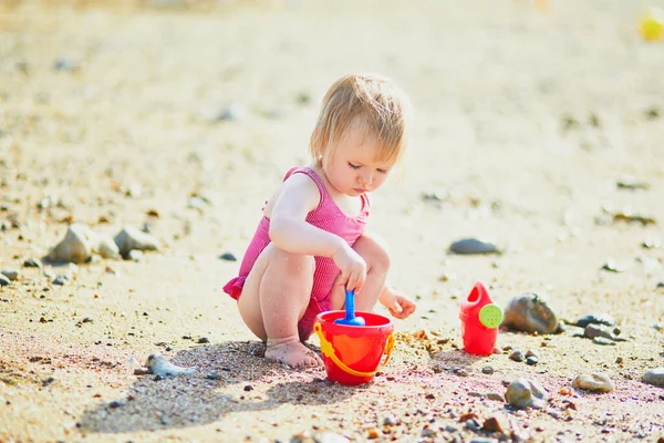 Schattig Peutermeisje Dat Met Zand Het Strand Speelt Kind Vakantie — Stockfoto