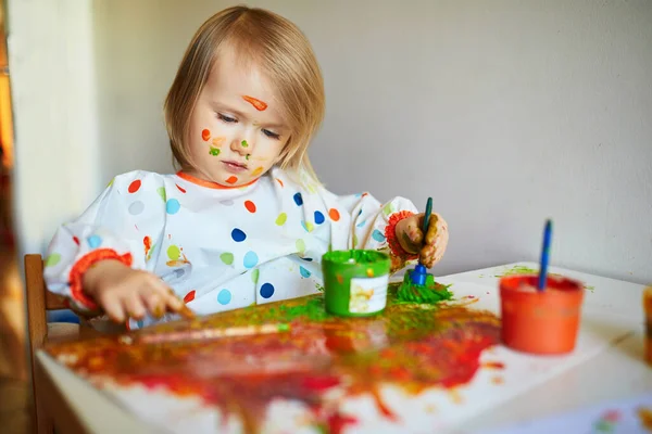 Adorable Petite Fille Avec Peinture Sur Son Visage Avec Des — Photo