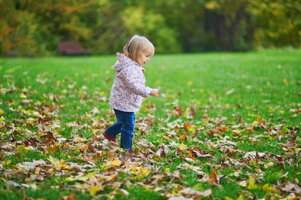 Adorabile Allegra Bambina Che Corre Nel Parco Montsouris Parigi Francia — Foto Stock