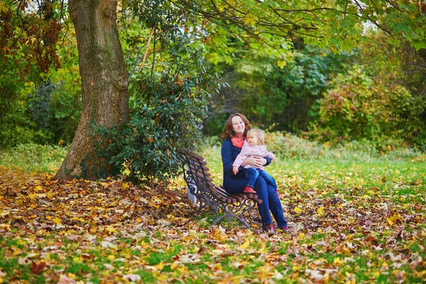 Счастливая Улыбающаяся Женщина Маленькой Девочкой Осенний День Парке Семья Двух — стоковое фото