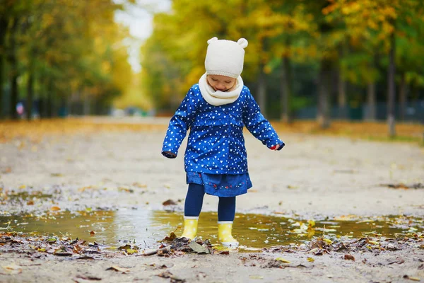 Criança Usando Botas Chuva Amarelas Pulando Poça Dia Outono Menina — Fotografia de Stock