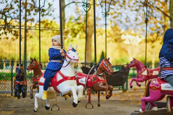 Toddler Har Kul Vintage Fransk Karusell Paris Söt Liten Flicka — Stockfoto