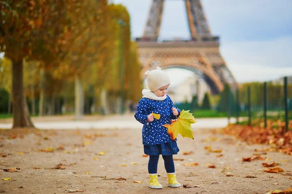 Fransa Nın Paris Kentindeki Eyfel Kulesi Nin Yakınlarında Mavi Yağmurluklu — Stok fotoğraf