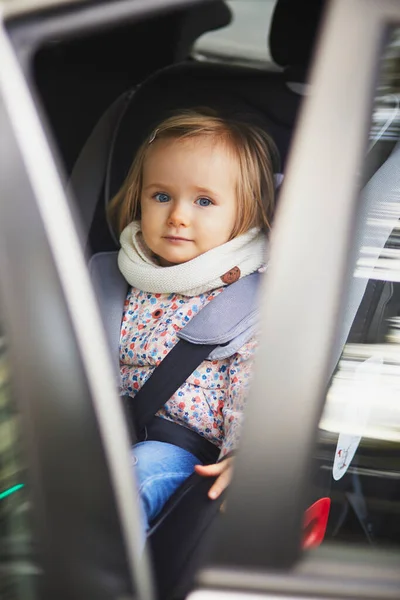 Urocza Dziewczynka Nowoczesnym Foteliku Samochodowym Mały Dzieciak Podróżujący Samochodem Bezpieczeństwo — Zdjęcie stockowe