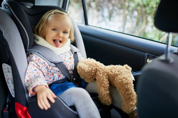 Schattig Peutermeisje Een Modern Autostoeltje Met Haar Favoriete Knuffel Een — Stockfoto