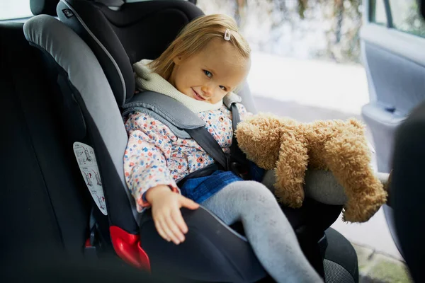 Förtjusande Liten Flicka Modern Bilstol Med Sin Favorit Stoppade Leksak — Stockfoto