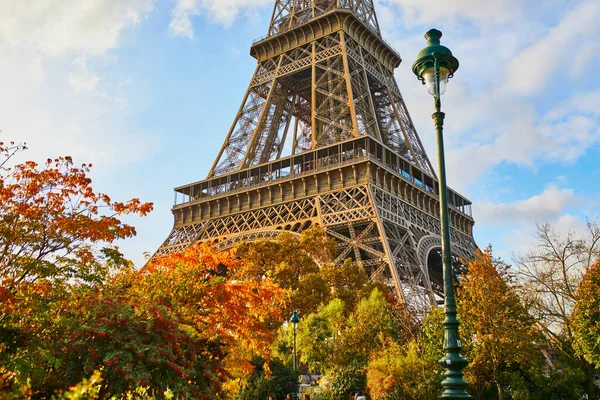 Vista Panorámica Torre Eiffel Parque Champ Mars Hermoso Colorido Día —  Fotos de Stock