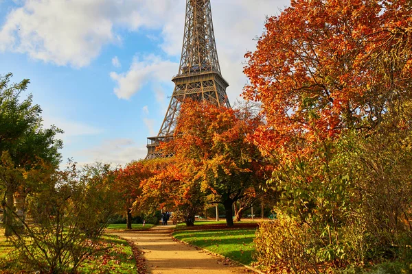 Szcenírozott Kilátás Eiffel Toronyra Champ Mars Parkra Egy Gyönyörű Színes — Stock Fotó