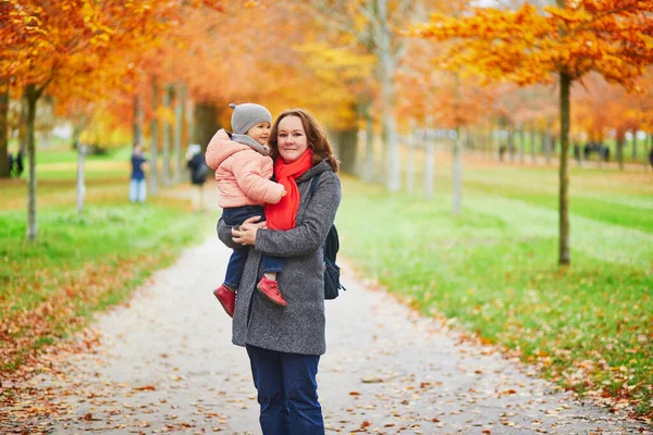 공원에서 가을에 걸음마를 여자가 웃으며 행복해 아름다운 어머니와 아이들 — 스톡 사진