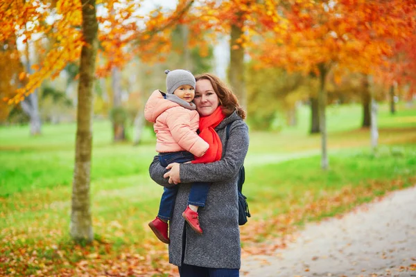 Glücklich Lächelnde Frau Mit Kleinkind Herbsttag Park Schöne Zweierfamilie Leuchtend — Stockfoto
