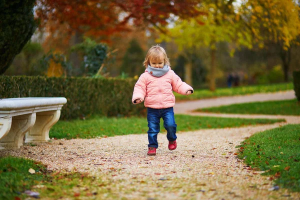 フランスのパリのモンソワ公園で走っている愛らしい陽気な幼児の女の子 美しい秋の日を楽しむ幸せな子供 子供のための屋外秋の活動 — ストック写真