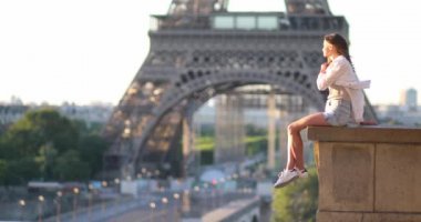 Paris 'teki güzel genç kız Eyfel Kulesi' nin yanında sabah