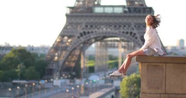 Paris 'teki güzel genç kız Eyfel Kulesi' nin yanında sabah