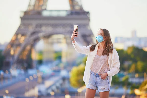 Jovem Perto Torre Eiffel Paris Usando Máscara Protetora Durante Surto — Fotografia de Stock