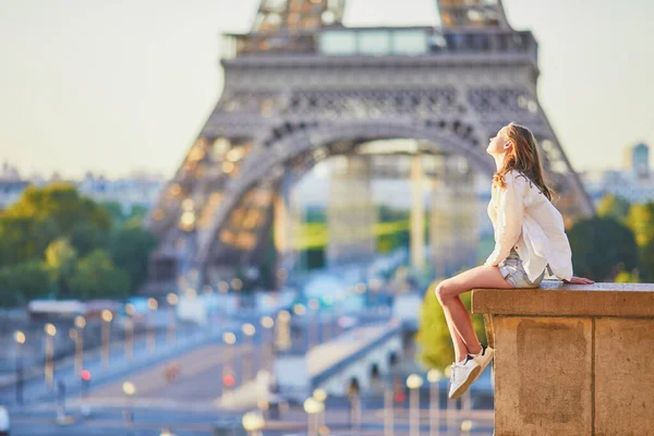 Uma Bela Jovem Paris Perto Torre Eiffel Manhã Menina Parisiense — Fotografia de Stock