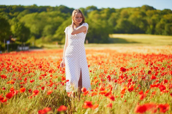 Krásná Mladá Žena Bílých Šatech Procházky Makové Pole Letní Den — Stock fotografie