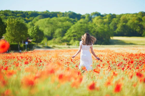 Красива Молода Жінка Білій Сукні Ходить Маковому Полі Літній День — стокове фото