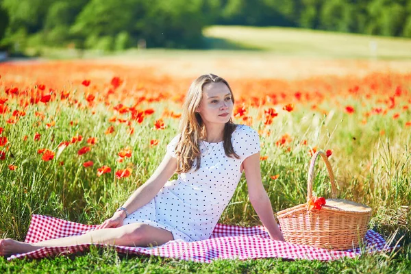 Hermosa Mujer Joven Vestido Blanco Teniendo Picnic Campo Amapola Día —  Fotos de Stock