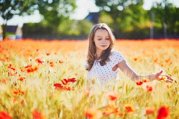 Krásná Mladá Žena Bílých Šatech Procházky Makové Pole Letní Den — Stock fotografie