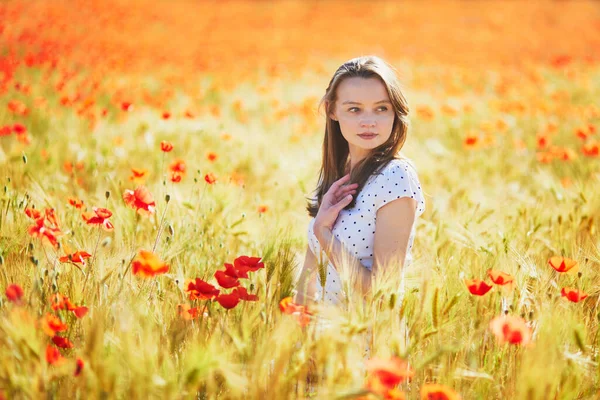 Krásná Mladá Žena Bílých Šatech Procházky Makové Pole Letní Den — Stock fotografie