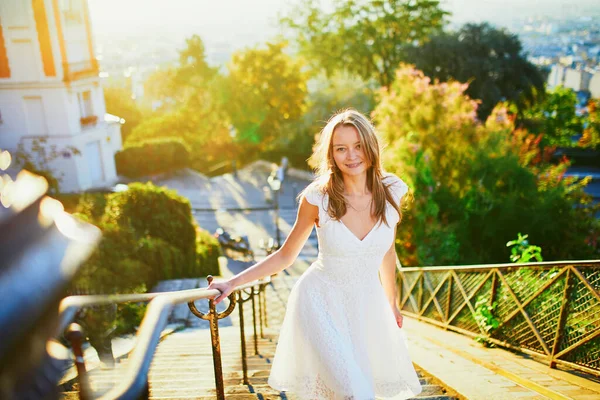 Mooie Jonge Vrouw Witte Jurk Wandelen Beroemde Montmartre Heuvel Parijs — Stockfoto