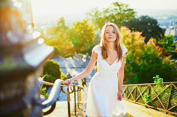 Hermosa Joven Vestida Blanco Caminando Por Famosa Colina Montmartre París —  Fotos de Stock