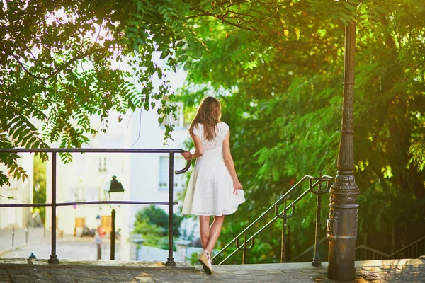 白いドレスの美しい若い女性が早朝にパリ フランスの有名なモンマルトルの丘を歩く — ストック写真