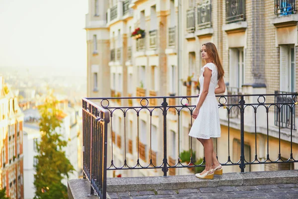 Mulher Bonita Vestido Branco Andando Famosa Colina Montmartre Paris França — Fotografia de Stock